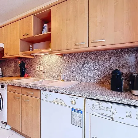Bright Flat Near Pere-lachaise Cemetery باريس